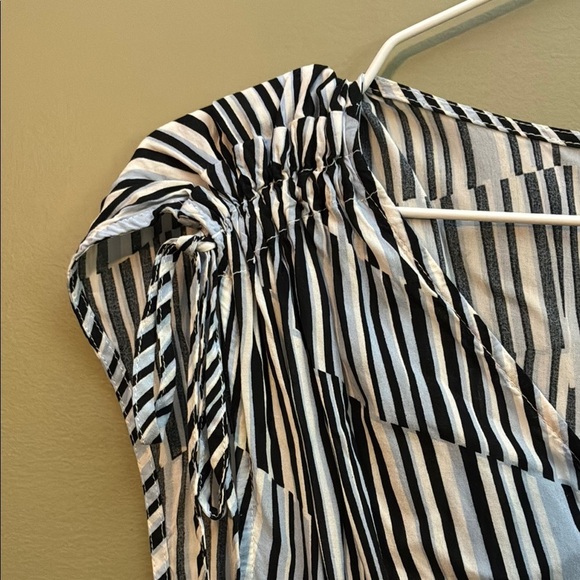 Banana Republic Black and White Patterned Pretend Wrap Blouse - Picture 3 of 13